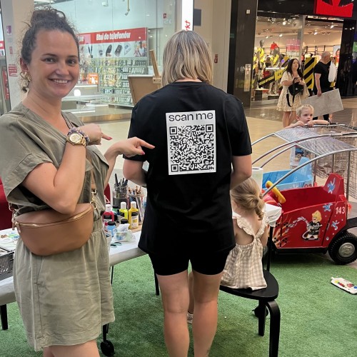 koszulka z kodem qr