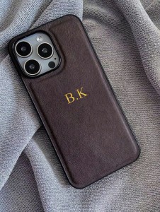 czekoladowe skórzane etui z personalizacją iphone 16 pro