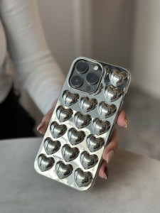 srebrne wypukłe serca etui iphone 13 pro