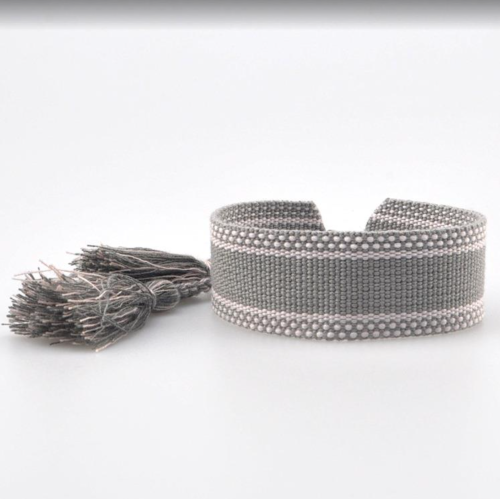 bransoletka na rękę z haftem szara