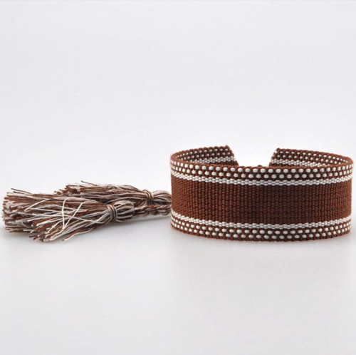 bransoletka na rękę z haftem brązowa