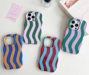 falowane paski etui iphone 15