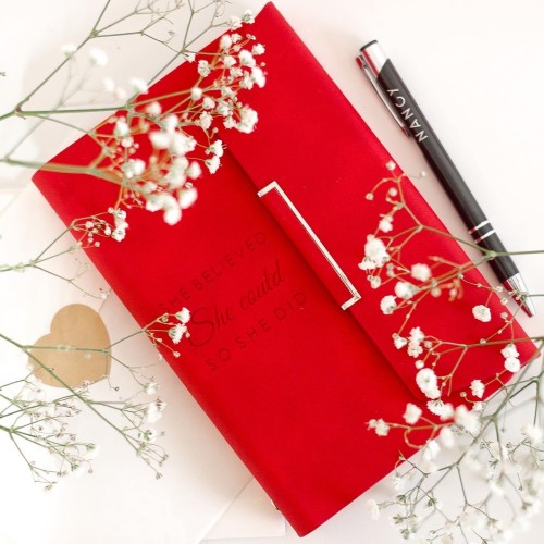 elegancki czerwony planner,  kalendarz