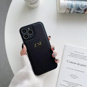 czarne etui z tłoczeniem Iphone 13 pro